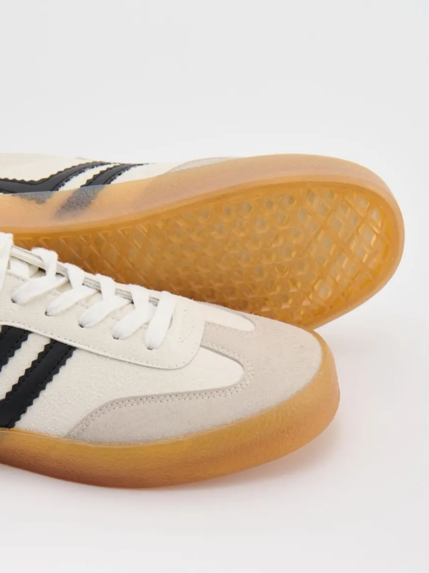 Białe sneakersy z imitacji zamszu w stylu retro