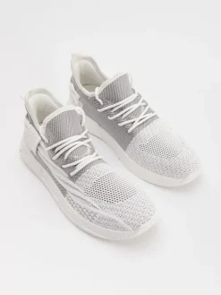 Białe sneakersy z siateczki