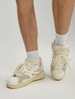 Biało-beżowe sneakersy z łączonych materiałów
