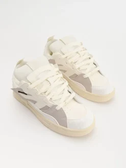 Biało-beżowe sneakersy z łączonych materiałów