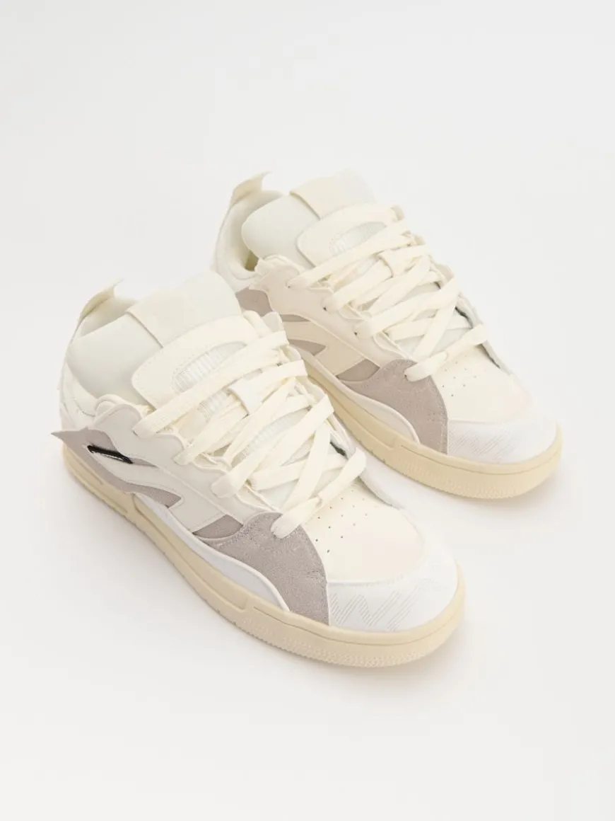 Biało-beżowe sneakersy z łączonych materiałów