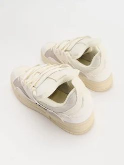 Biało-beżowe sneakersy z łączonych materiałów