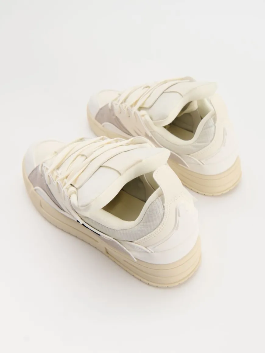 Biało-beżowe sneakersy z łączonych materiałów
