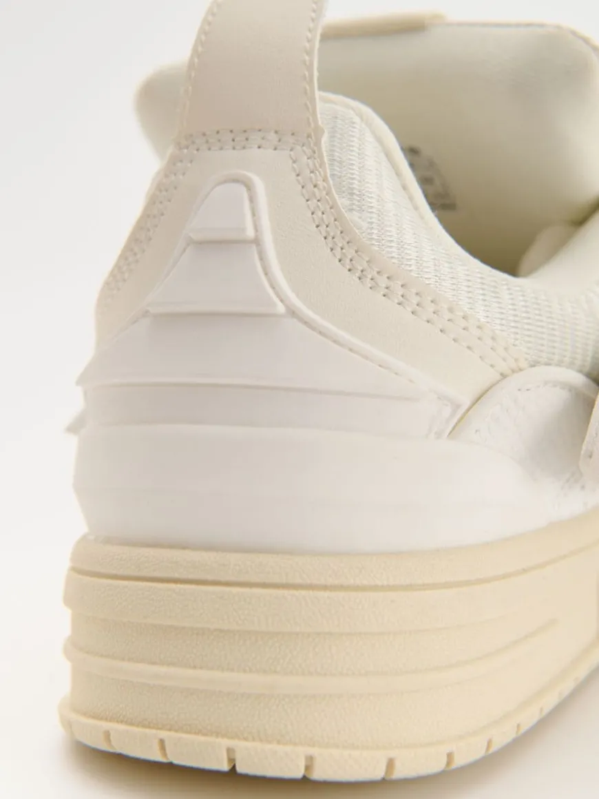 Biało-beżowe sneakersy z łączonych materiałów