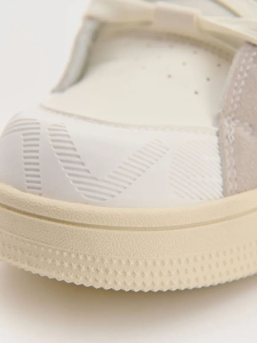 Biało-beżowe sneakersy z łączonych materiałów