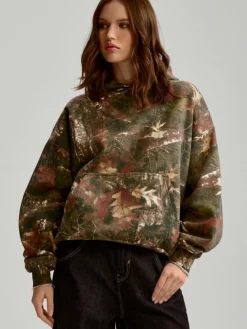 Bluza z kapturem i motywem camo tree