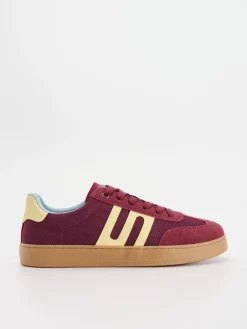 Bordowe sneakersy w stylu retro