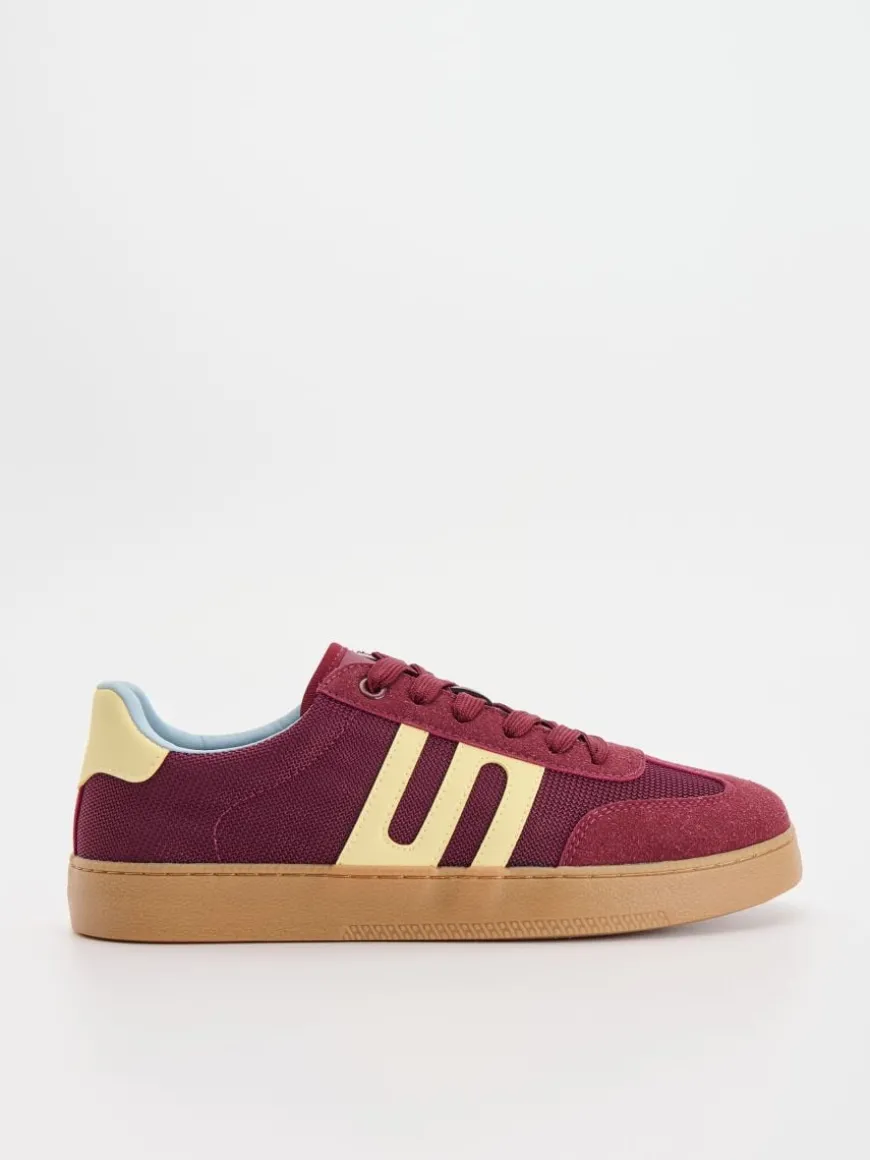 Bordowe sneakersy w stylu retro