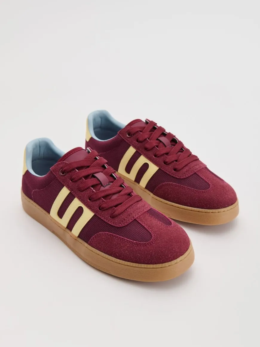 Bordowe sneakersy w stylu retro