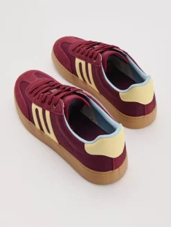 Bordowe sneakersy w stylu retro
