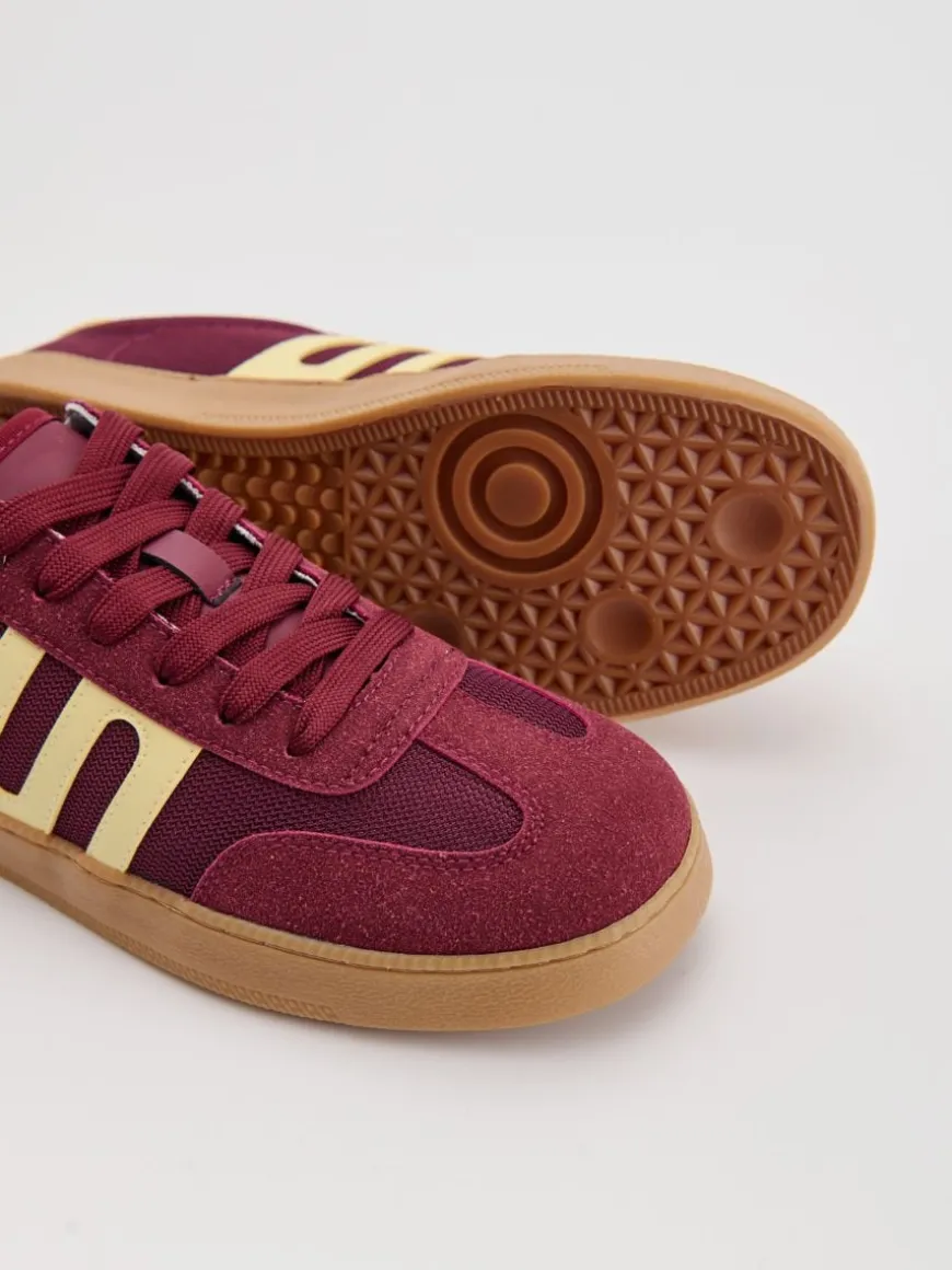 Bordowe sneakersy w stylu retro