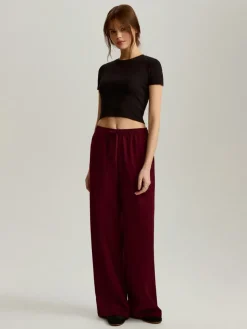 Bordowe spodnie wide leg na gumce
