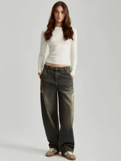Ciemnoniebieskie jeansy skater acid wash z serduszkami