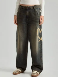 Ciemnoniebieskie jeansy skater acid wash z serduszkami
