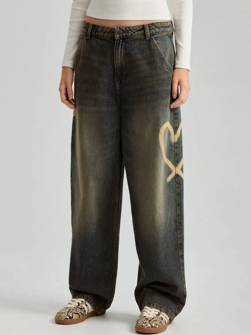 Ciemnoniebieskie jeansy skater acid wash z serduszkami