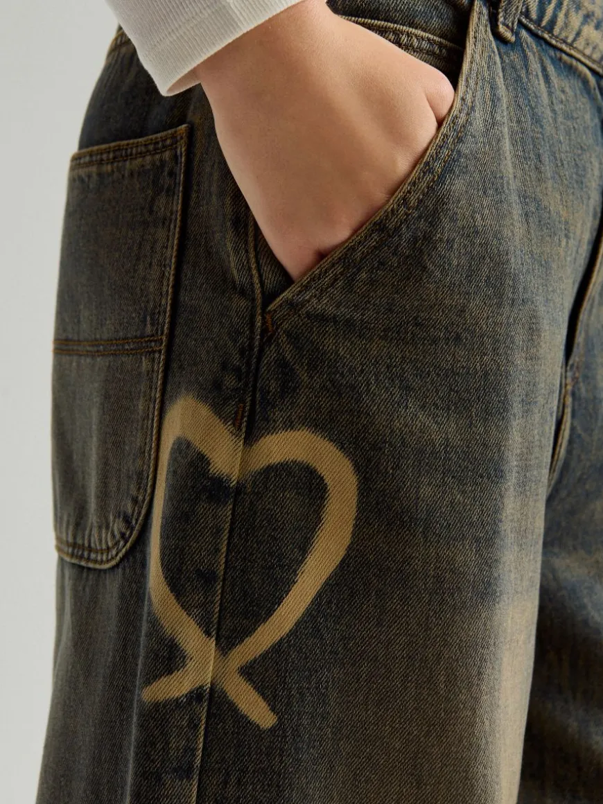 Ciemnoniebieskie jeansy skater acid wash z serduszkami
