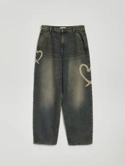Ciemnoniebieskie jeansy skater acid wash z serduszkami