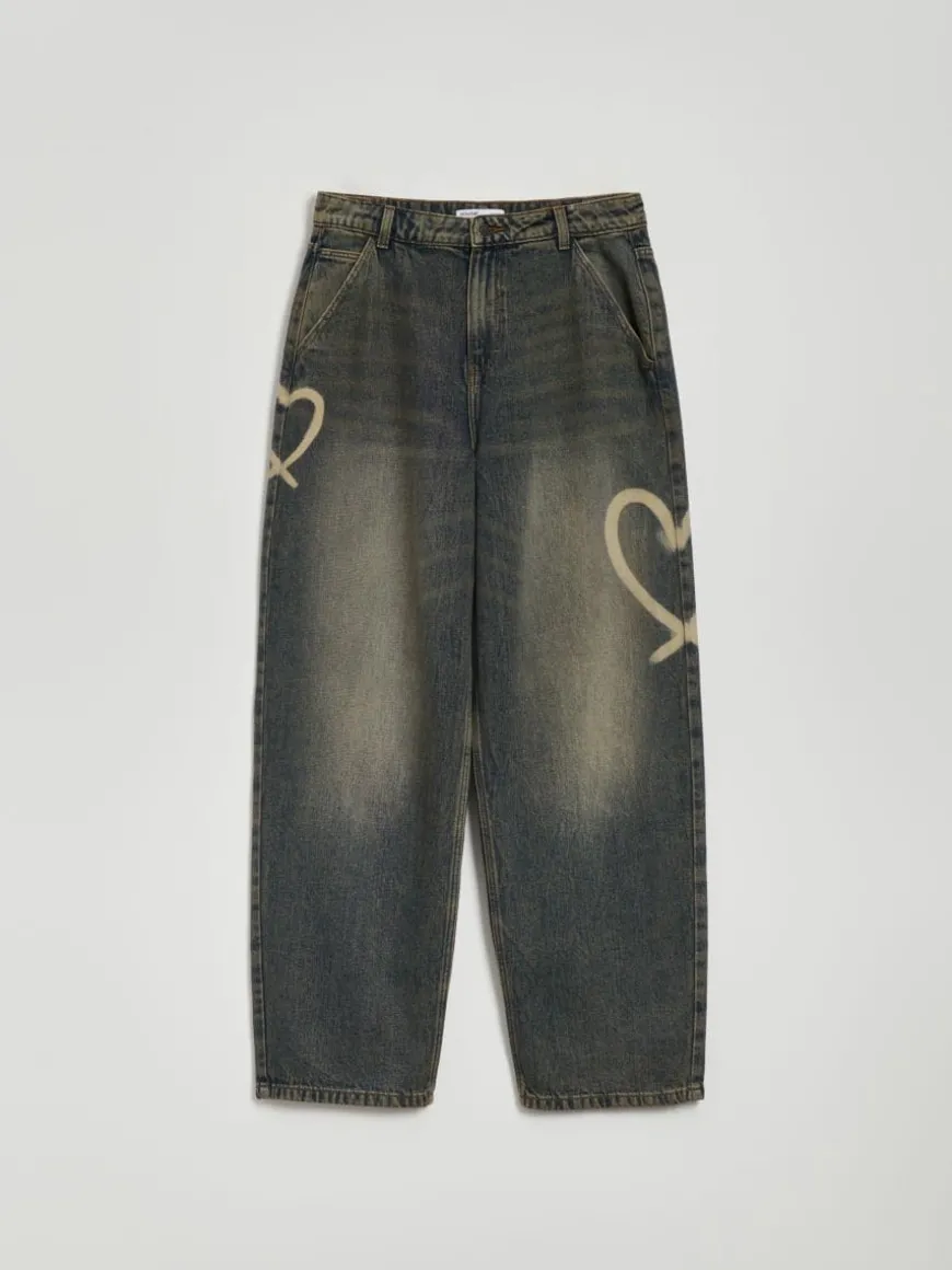 Ciemnoniebieskie jeansy skater acid wash z serduszkami
