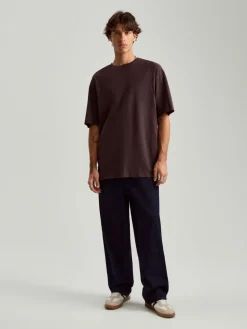 Ciemnoniebieskie jeansy typu skater