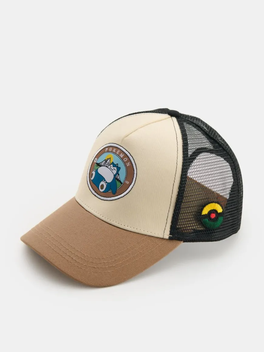 Czapka z daszkiem trucker hat w naszywką z Pokémonem