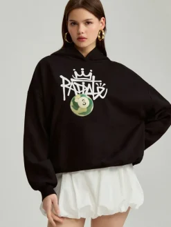 Czarna bluza z nadrukiem kuli bilardowej i napisem w stylu graffiti