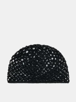 Czarna czapka ażurowa w stylu boho