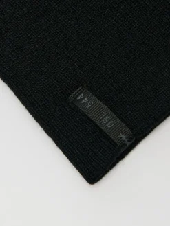 Czarna czapka beanie z naszywką