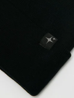 Czarna czapka beanie z naszywką