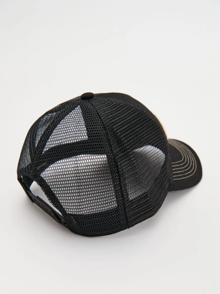 Czarna czapka z daszkiem trucker hat