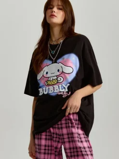 Czarna koszulka oversize z nadrukiem Cinnamoroll