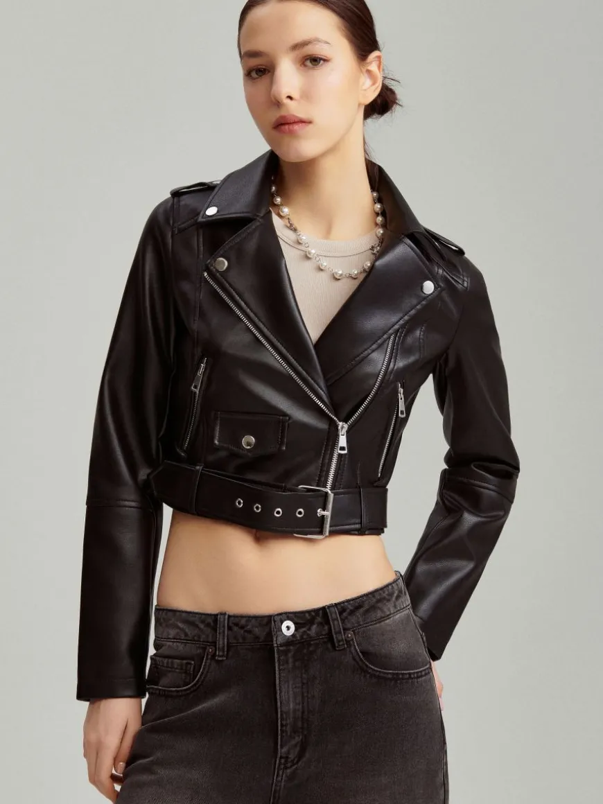 Czarna kurtka biker z paskiem