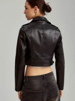 Czarna kurtka biker z paskiem