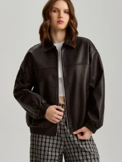 Czarna kurtka bomber dad fit z imitacji skóry