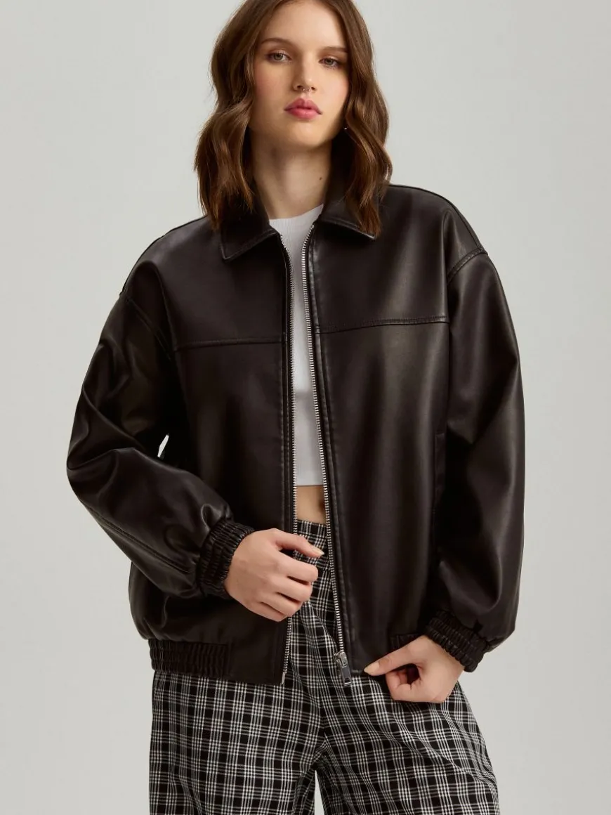 Czarna kurtka bomber dad fit z imitacji skóry