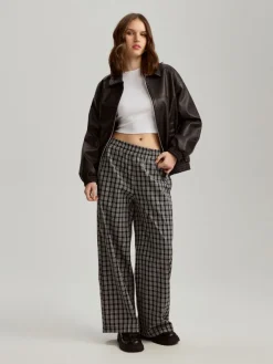 Czarna kurtka bomber dad fit z imitacji skóry