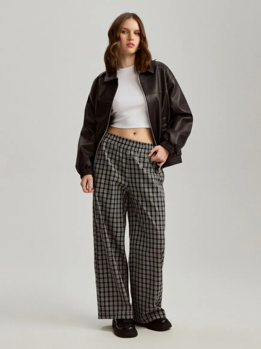 Czarna kurtka bomber dad fit z imitacji skóry