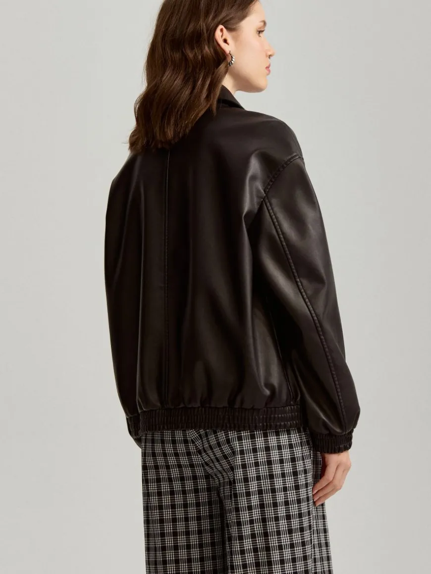 Czarna kurtka bomber dad fit z imitacji skóry