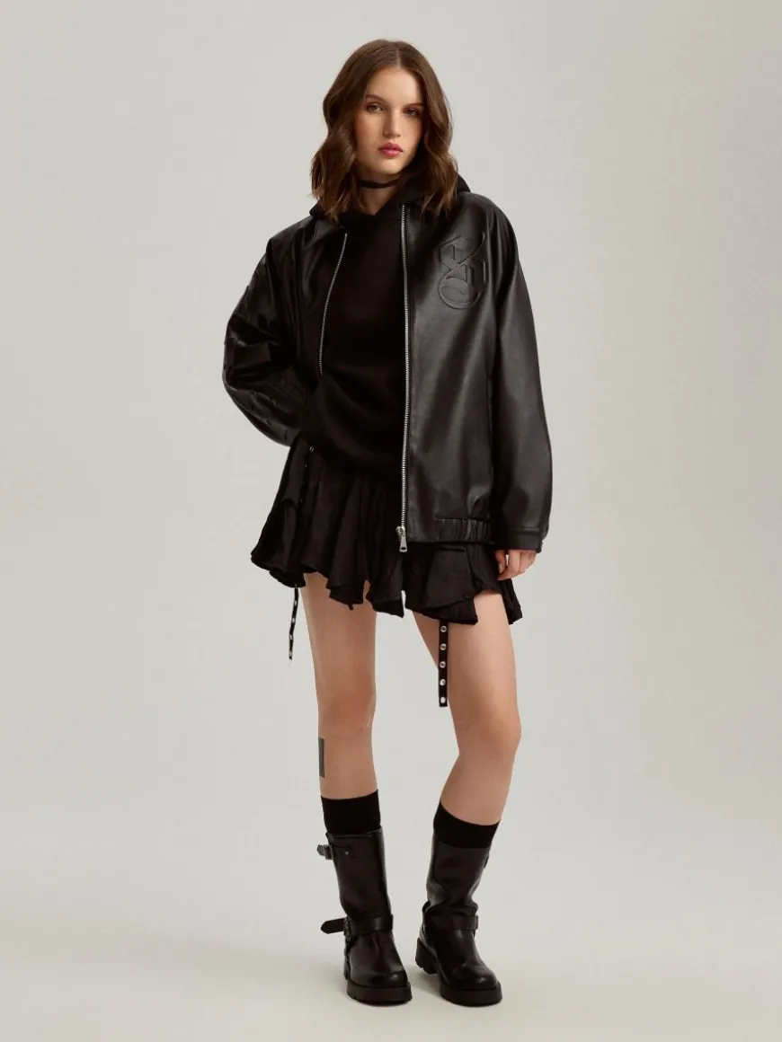Czarna kurtka bomber oversize z napisami