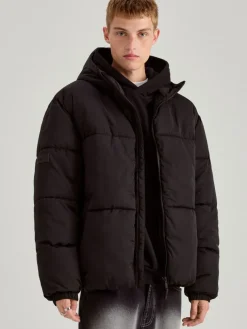 Czarna pikowana kurtka zimowa typu puffer