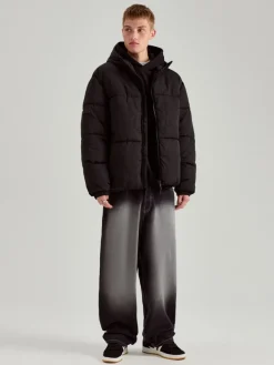 Czarna pikowana kurtka zimowa typu puffer