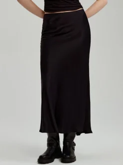 Czarna satynowa spódnica midi flare