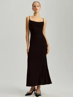 Czarna sukienka maxi o kroju bodycone