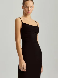 Czarna sukienka maxi o kroju bodycone