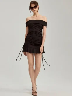 Czarna sukienka mini z dekoltem off shoulder