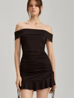 Czarna sukienka mini z dekoltem off shoulder