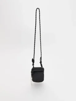 Czarna torebka crossbody na sznurku