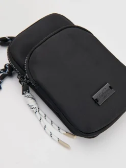 Czarna torebka crossbody na sznurku