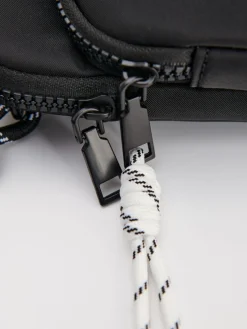 Czarna torebka crossbody na sznurku