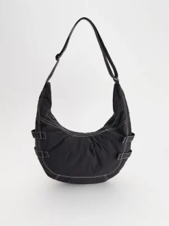 Czarna torebka crossbody z kontrastowymi przeszyciami