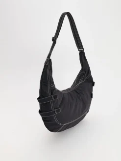 Czarna torebka crossbody z kontrastowymi przeszyciami